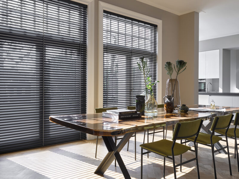 Deze raamdecoratie bestaat uit horizontale lamellen waarmee je zelf de gewenste mate van privacy en lichtinval regelt.
